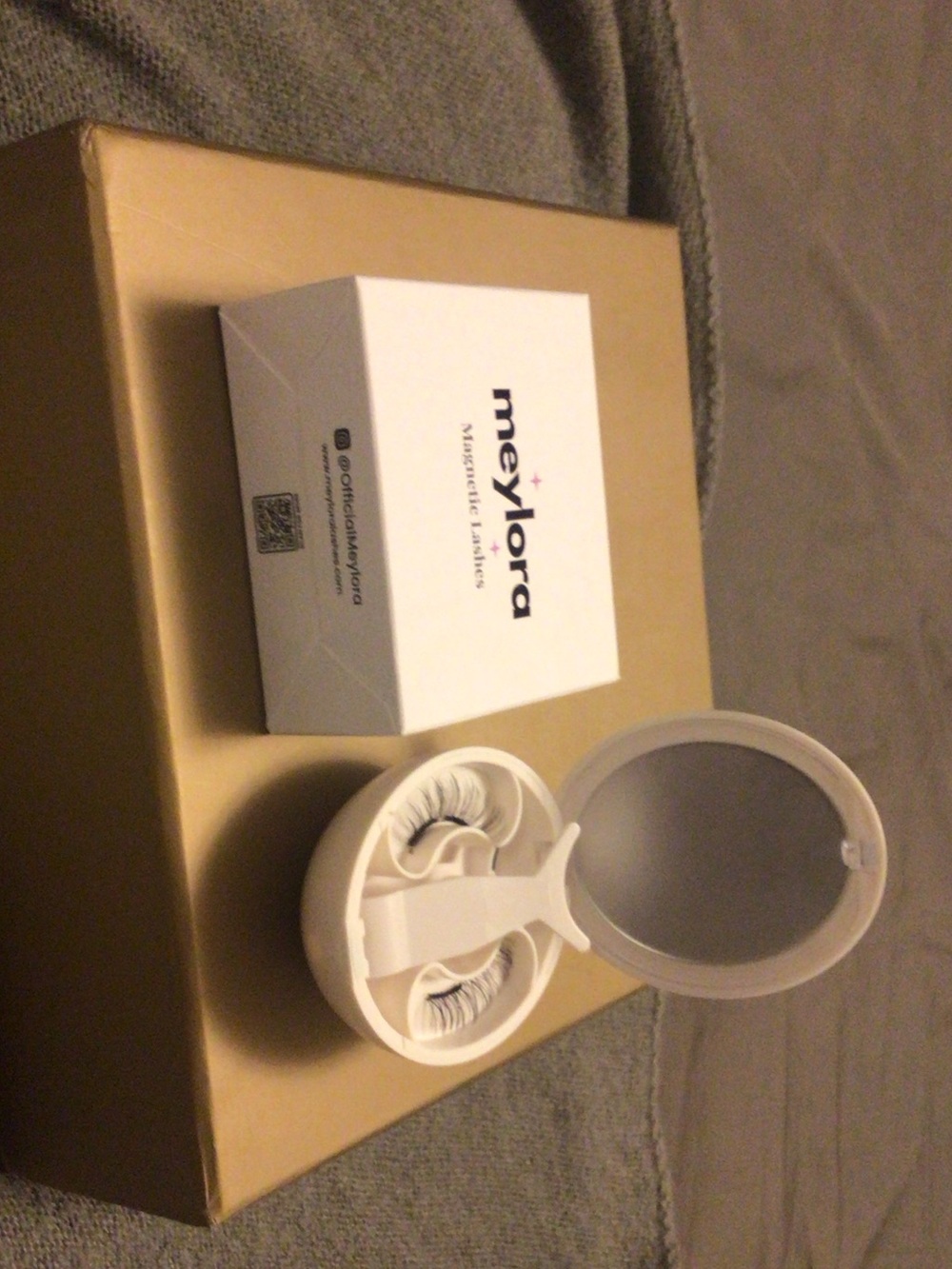 Magnetic Lashes with White Compact Case